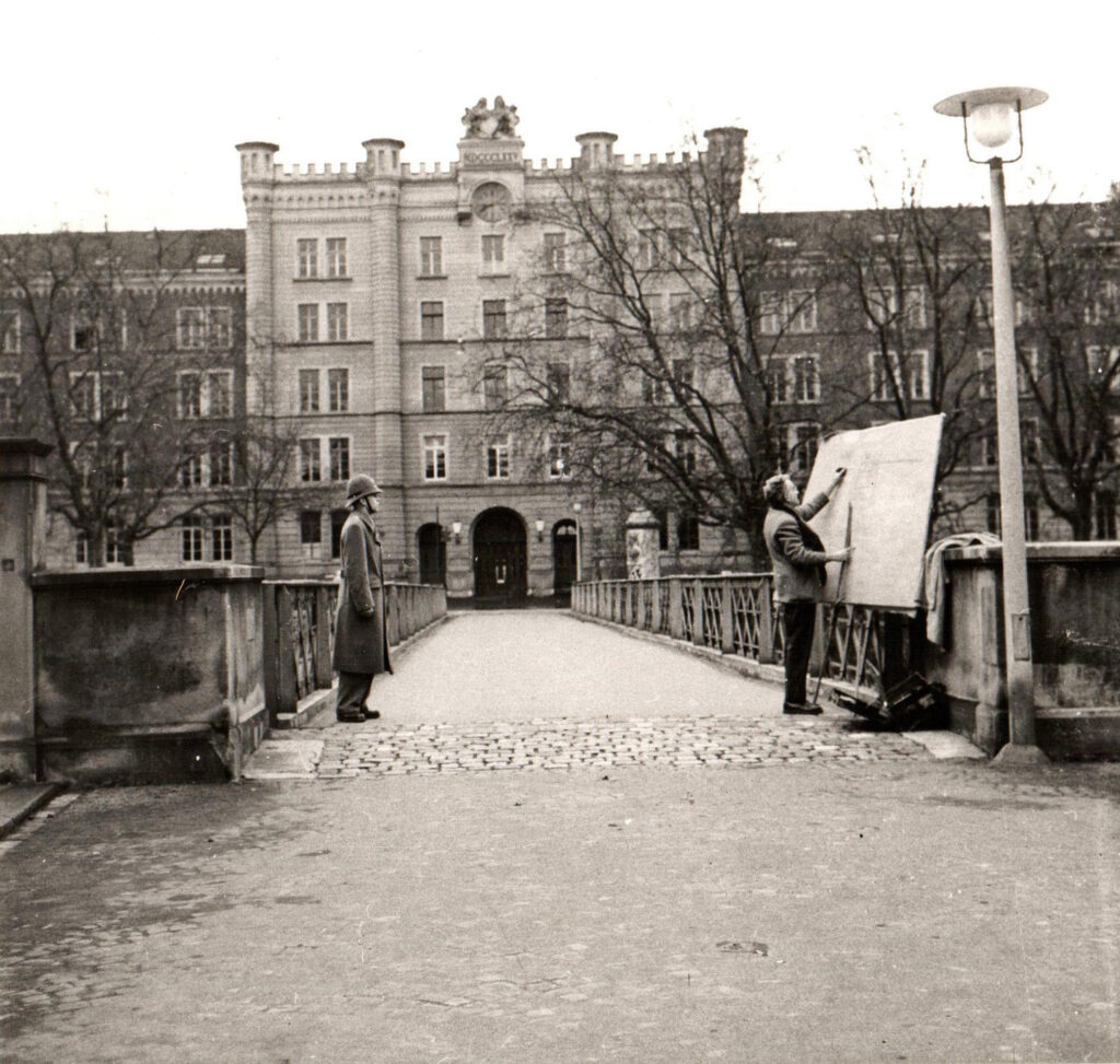 Varlin malt die Kaserne in Zürich, 1960. Foto von Johannes Bruell © P. Guggenheim, Bondo