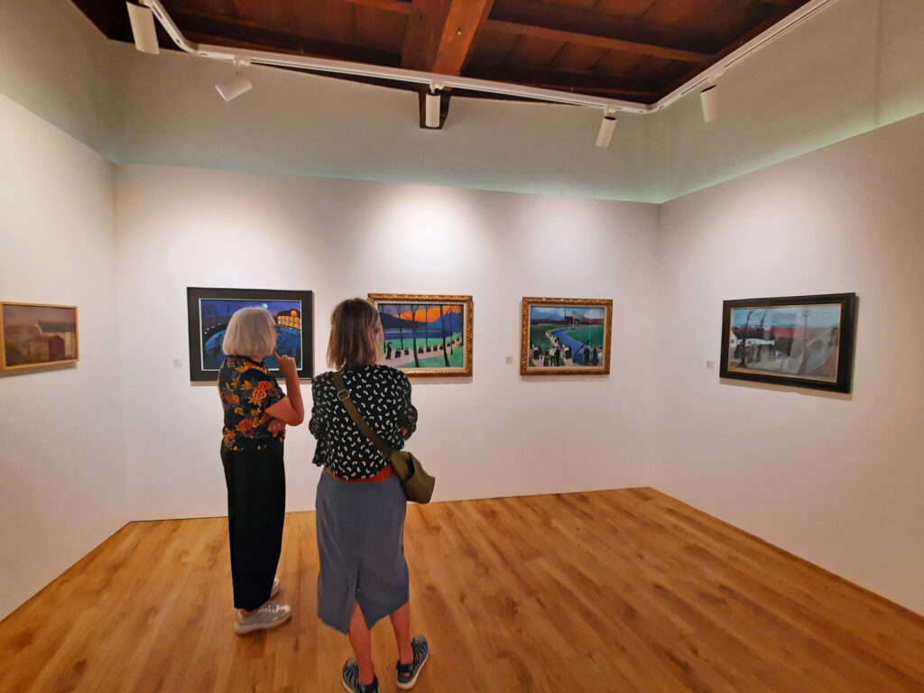 Besucherinnen in der Ausstellung in Ascona. Foto: Stiftung Righini-Fries Zürich