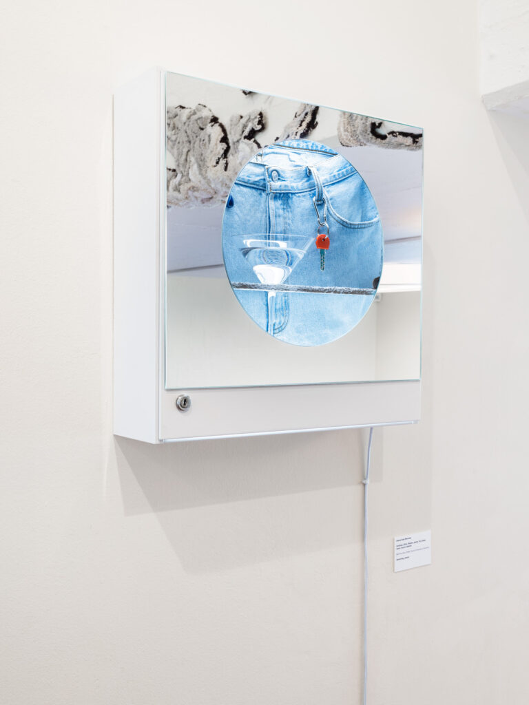 Alexeï Aad Monney: Untitled, 2024, Gips, Jeans, Metall, Glas, Fundstücke. Foto © Marcel Rickli